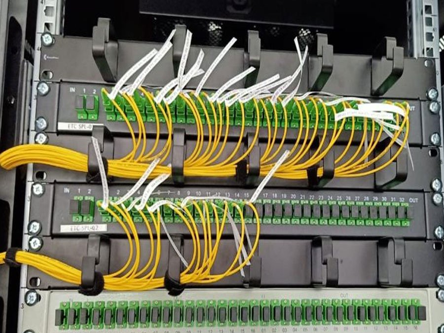 Fibre optic patch panel installation